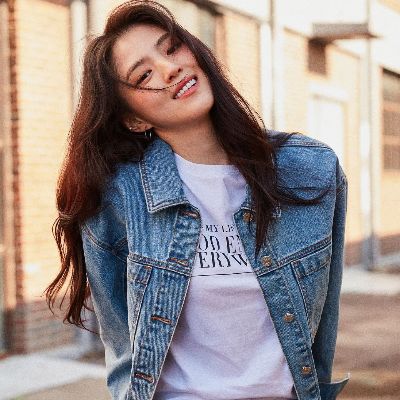 Han So-hee took a picture in a jeans outfit.